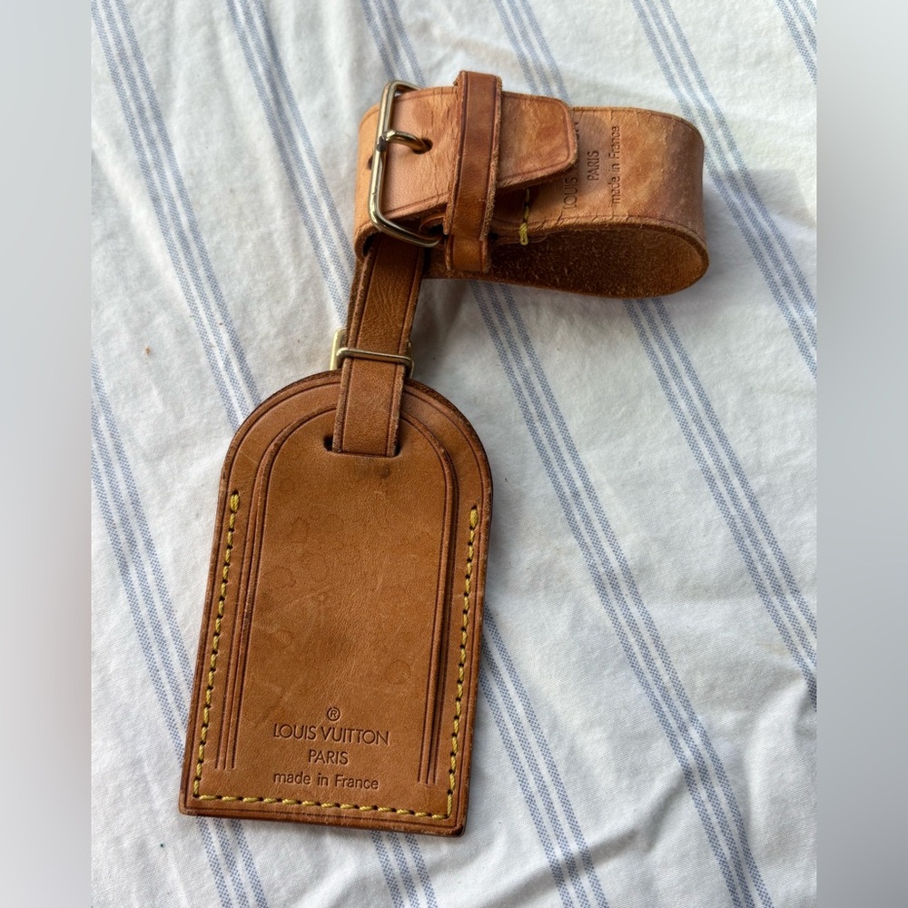 Authentic Louis Vuitton
Luggage Tag Poignet Vachetta
Leather Brass Gold Tan